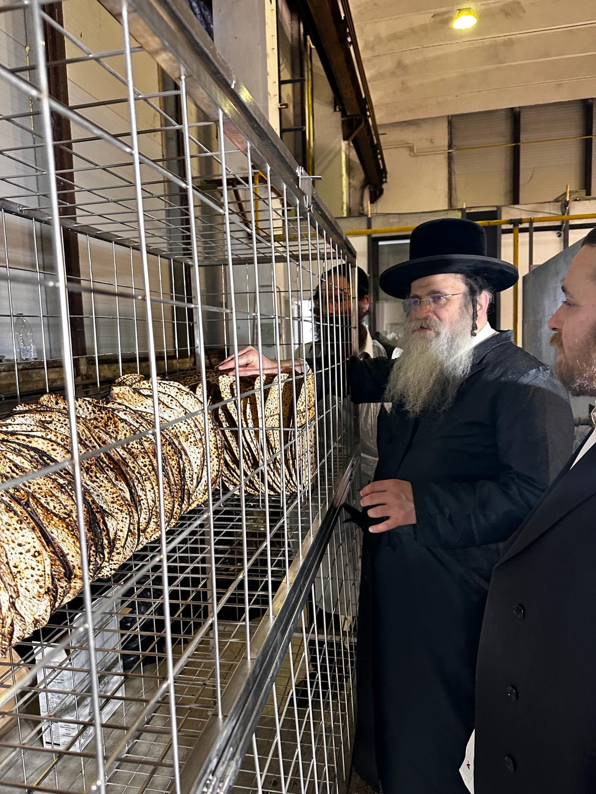 סיורו של גאב"ד אנטוורפן הגר"א שיף במאפיית המצות 'אנטווערפענע מצות' ברומניה