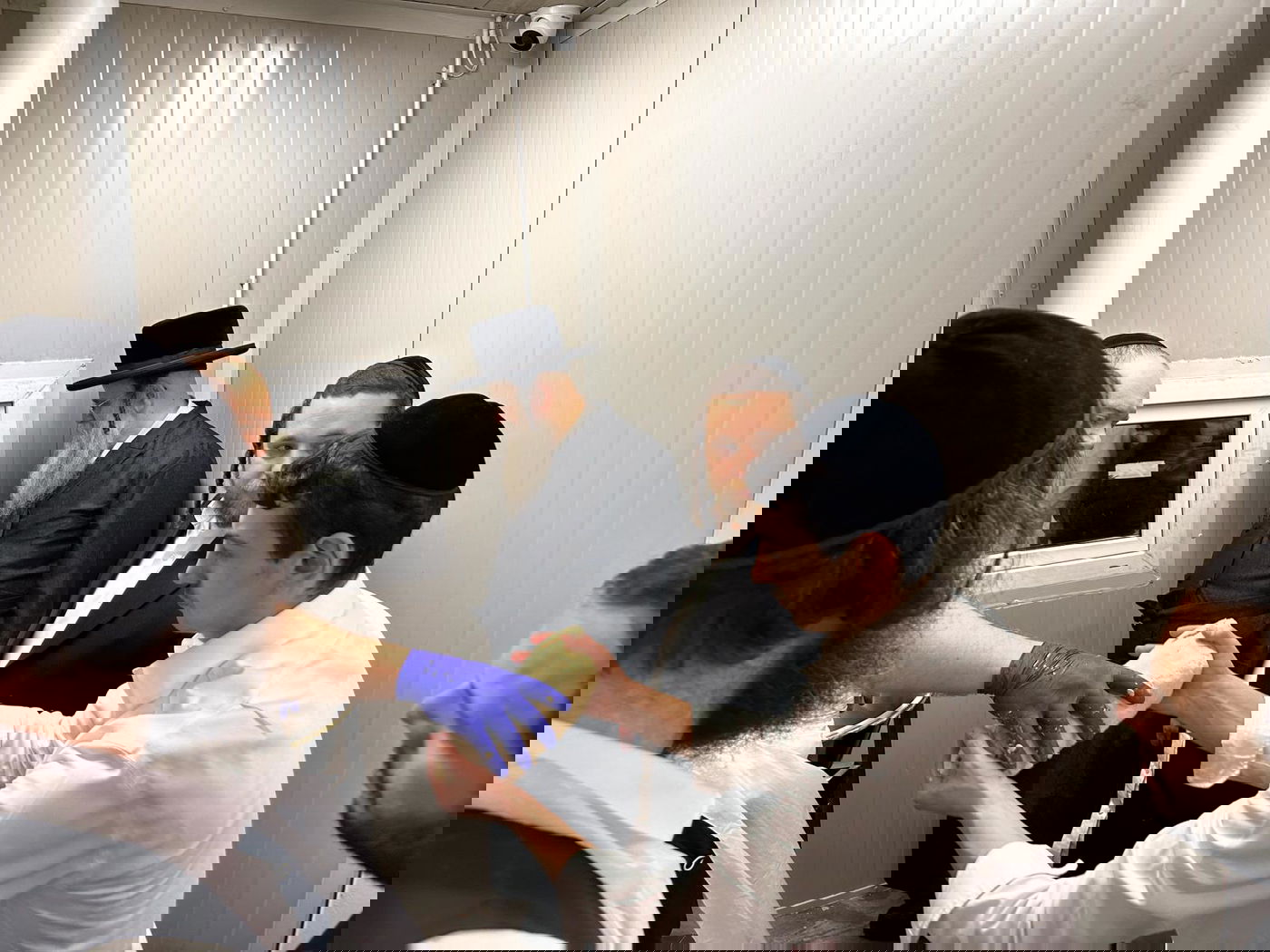 סיורו של גאב"ד אנטוורפן הגר"א שיף במאפיית המצות 'אנטווערפענע מצות' ברומניה