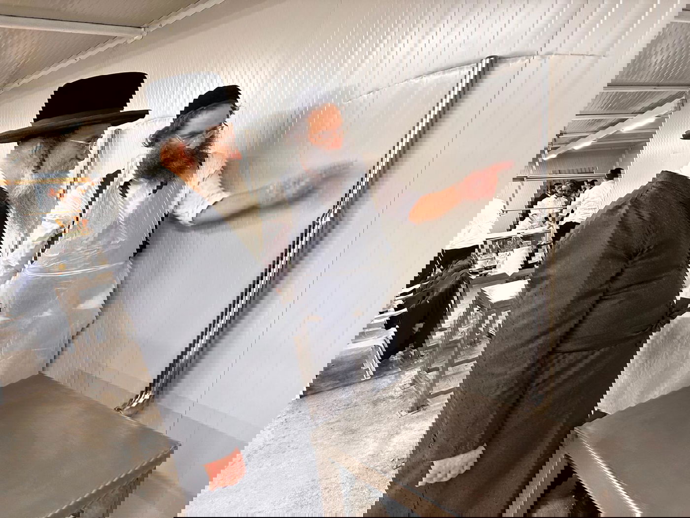 סיורו של גאב"ד אנטוורפן הגר"א שיף במאפיית המצות 'אנטווערפענע מצות' ברומניה