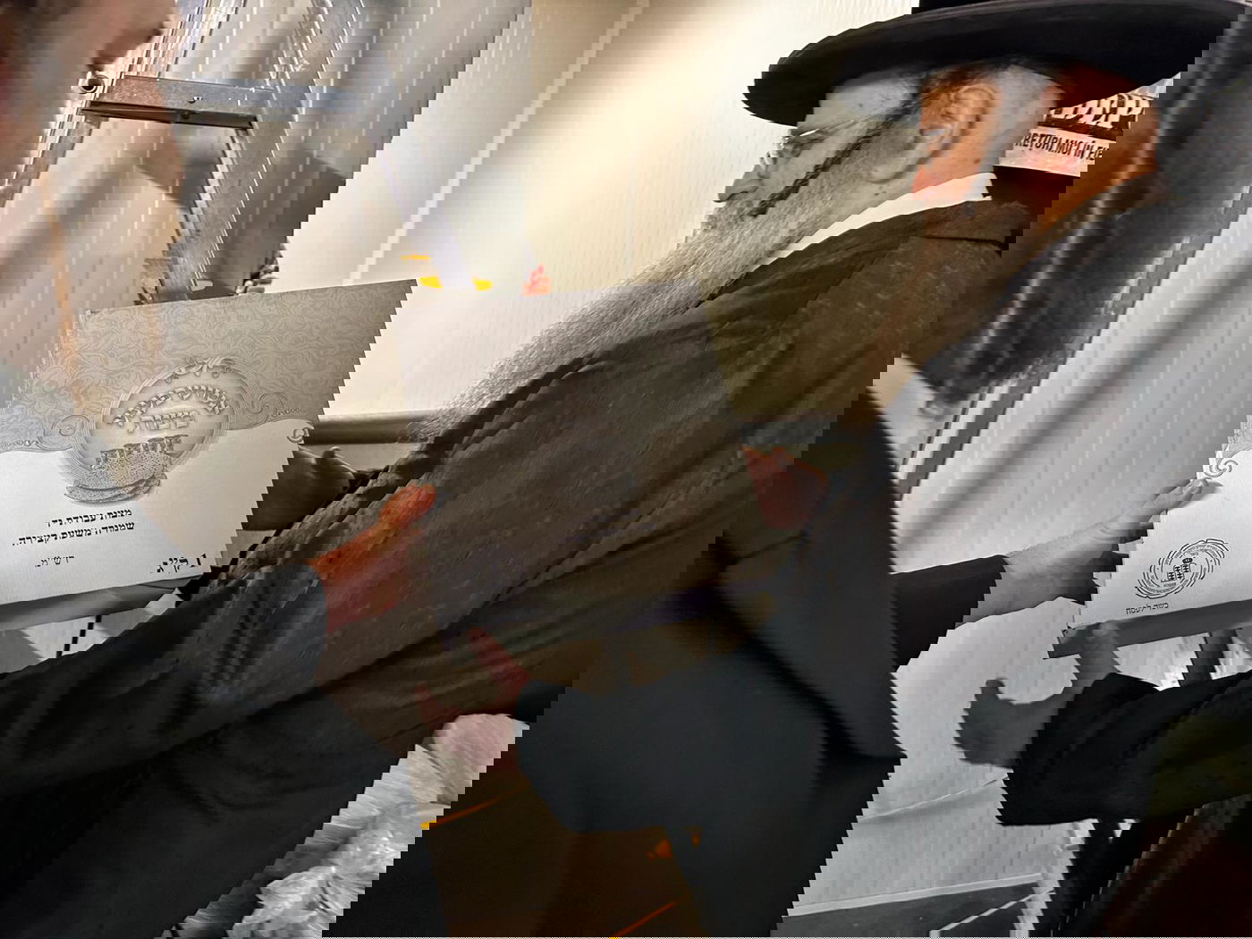 סיורו של גאב"ד אנטוורפן הגר"א שיף במאפיית המצות 'אנטווערפענע מצות' ברומניה