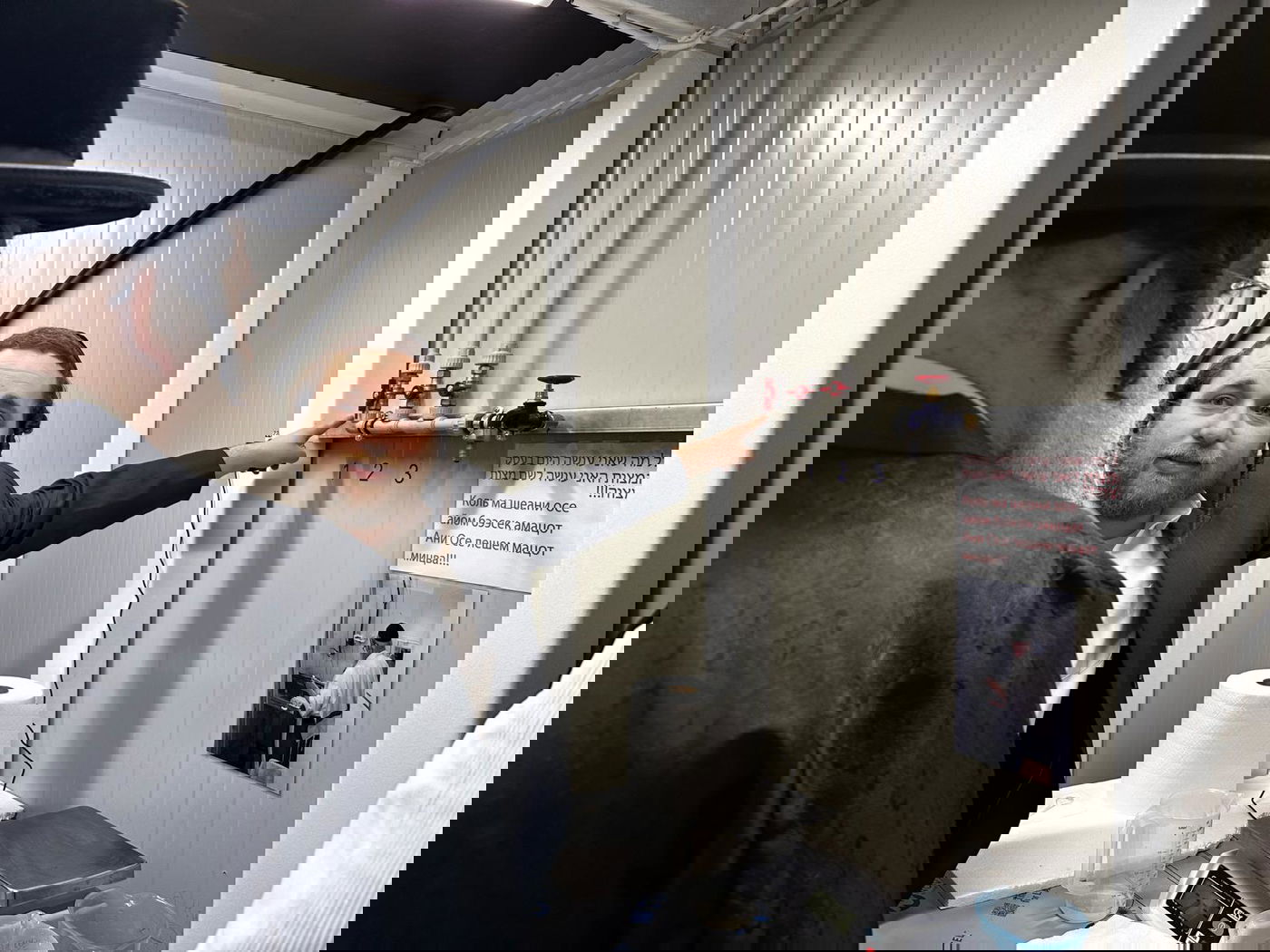 סיורו של גאב"ד אנטוורפן הגר"א שיף במאפיית המצות 'אנטווערפענע מצות' ברומניה