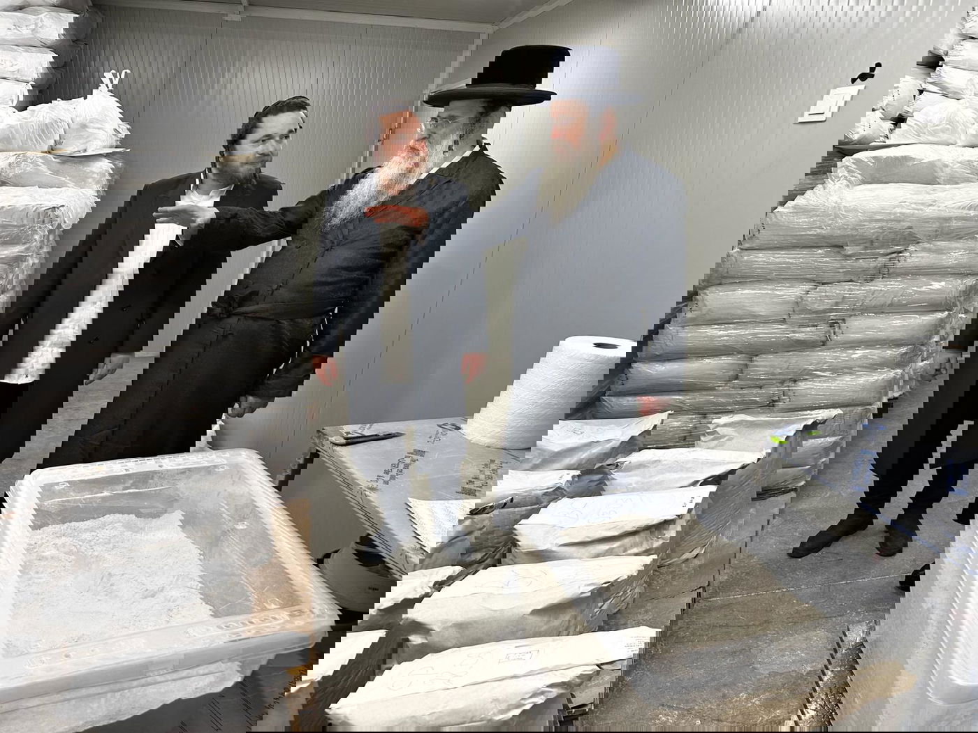 סיורו של גאב"ד אנטוורפן הגר"א שיף במאפיית המצות 'אנטווערפענע מצות' ברומניה