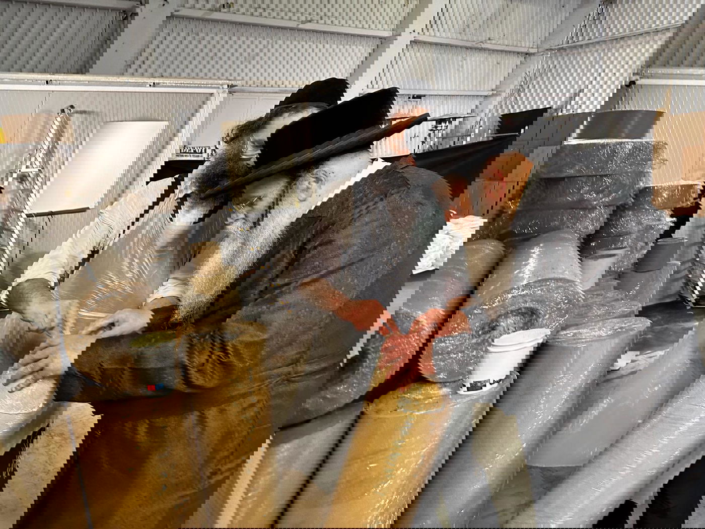 סיורו של גאב"ד אנטוורפן הגר"א שיף במאפיית המצות 'אנטווערפענע מצות' ברומניה