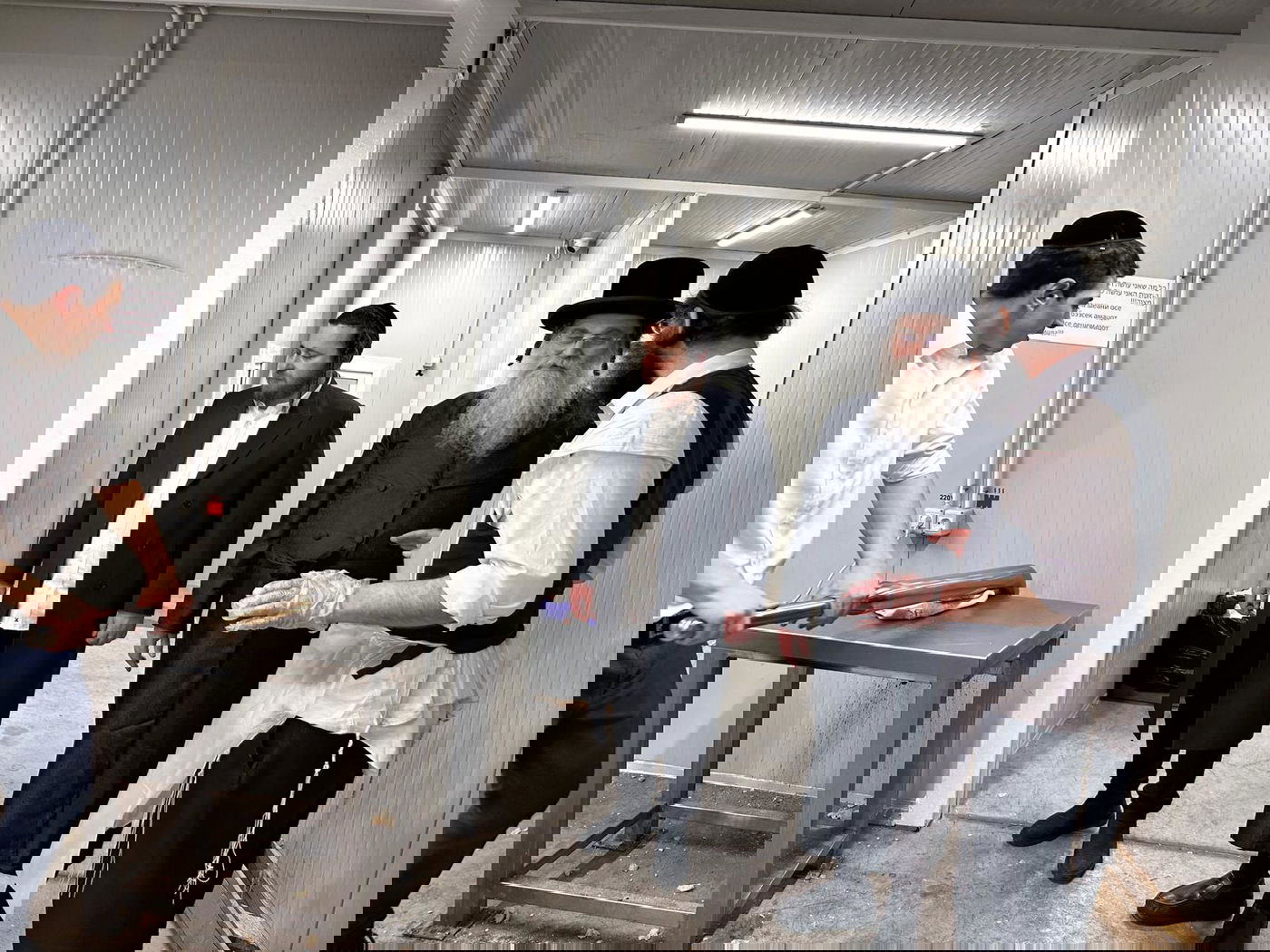 סיורו של גאב"ד אנטוורפן הגר"א שיף במאפיית המצות 'אנטווערפענע מצות' ברומניה