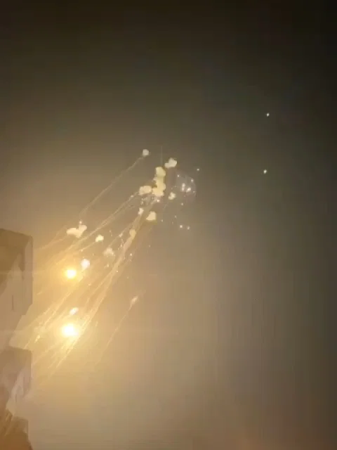"זיקוקים!" • צפו במטח הענק וביירוטים המרהיבים של מערכת כיפת ברזל בשמי קריית שמונה