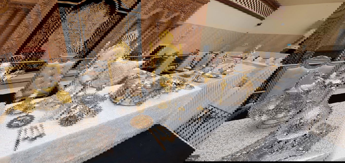 השולחן של הרבי מויז'ניץ מוכן לליל הסדר תשפ"ד