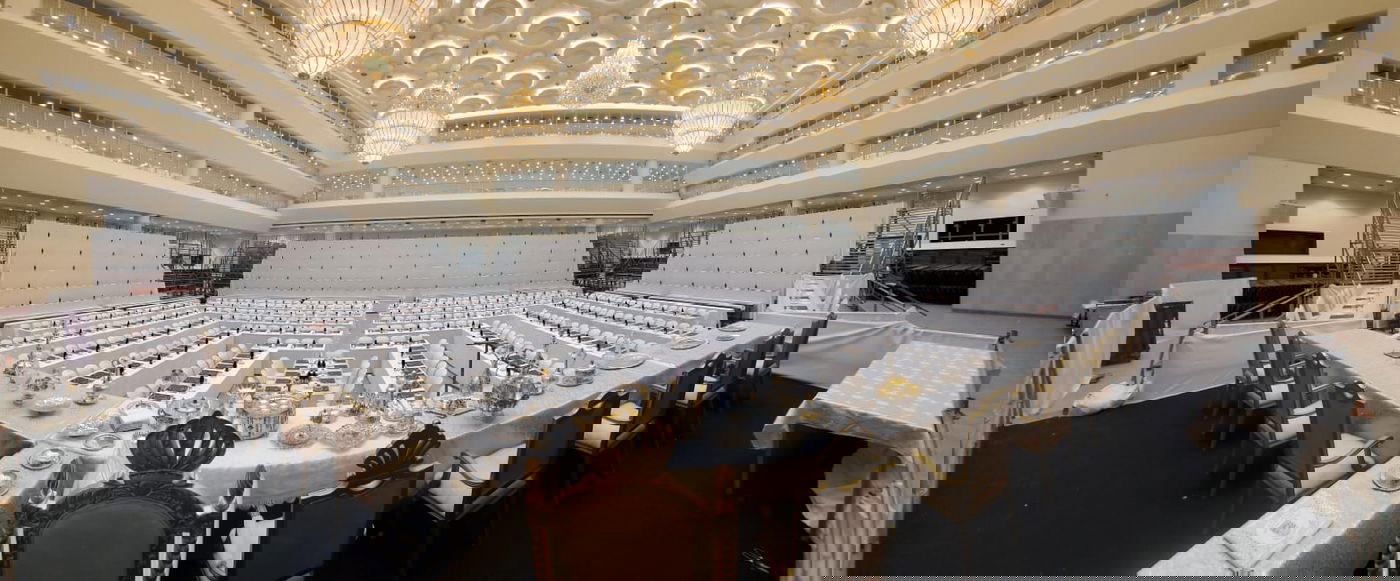 השולחן של הרבי מויז'ניץ מוכן לליל הסדר