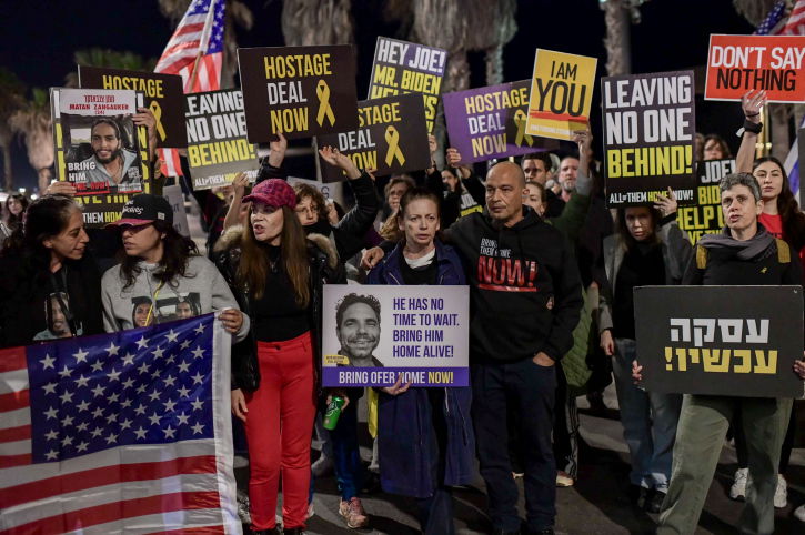 הפגנה לשחרור חטופים סמוך לשגרירות ארה"ב בתל אביב