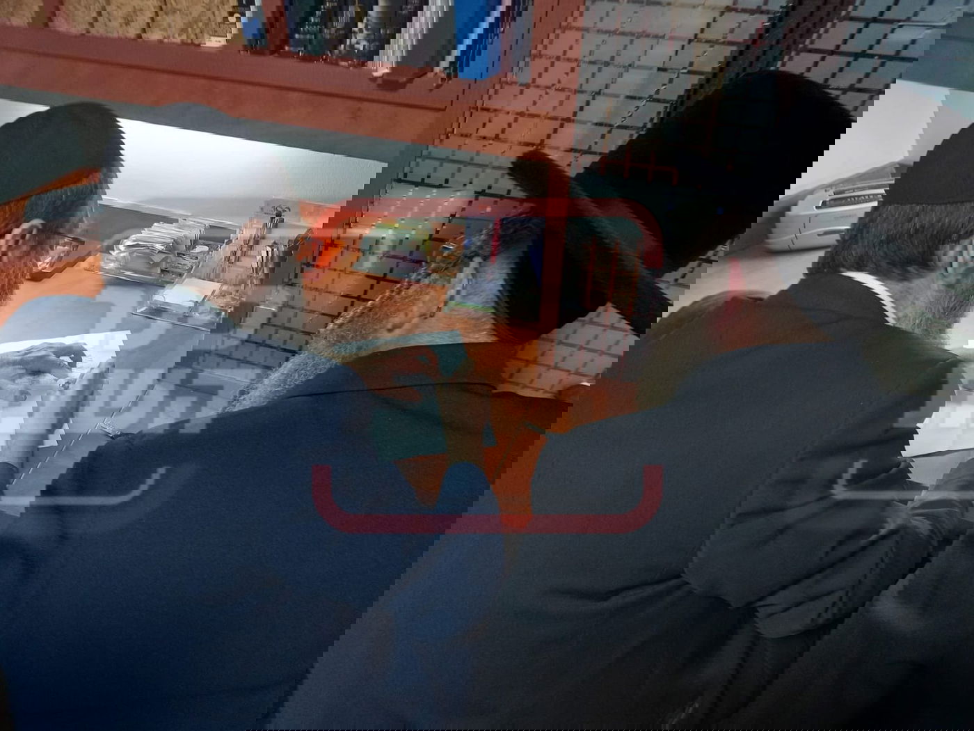 גפני וטסלר לאחר פגישת ח"כי 'דגל' במעונו של ראש הישיבה הגר"ד לנדו, חותמים על המסמך המאחד