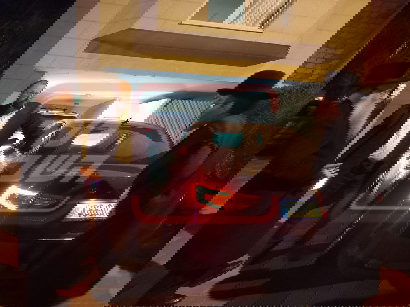 האיש החזק בחסידות ויז'ניץ בנצי שטנגר מקבל את פניו של גפני בכניסה למעונו של האדמו"ר בנתניה, נראה גם הפרשן ישראל כהן