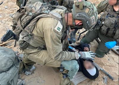 לוחמי צה"ל עם הילדה