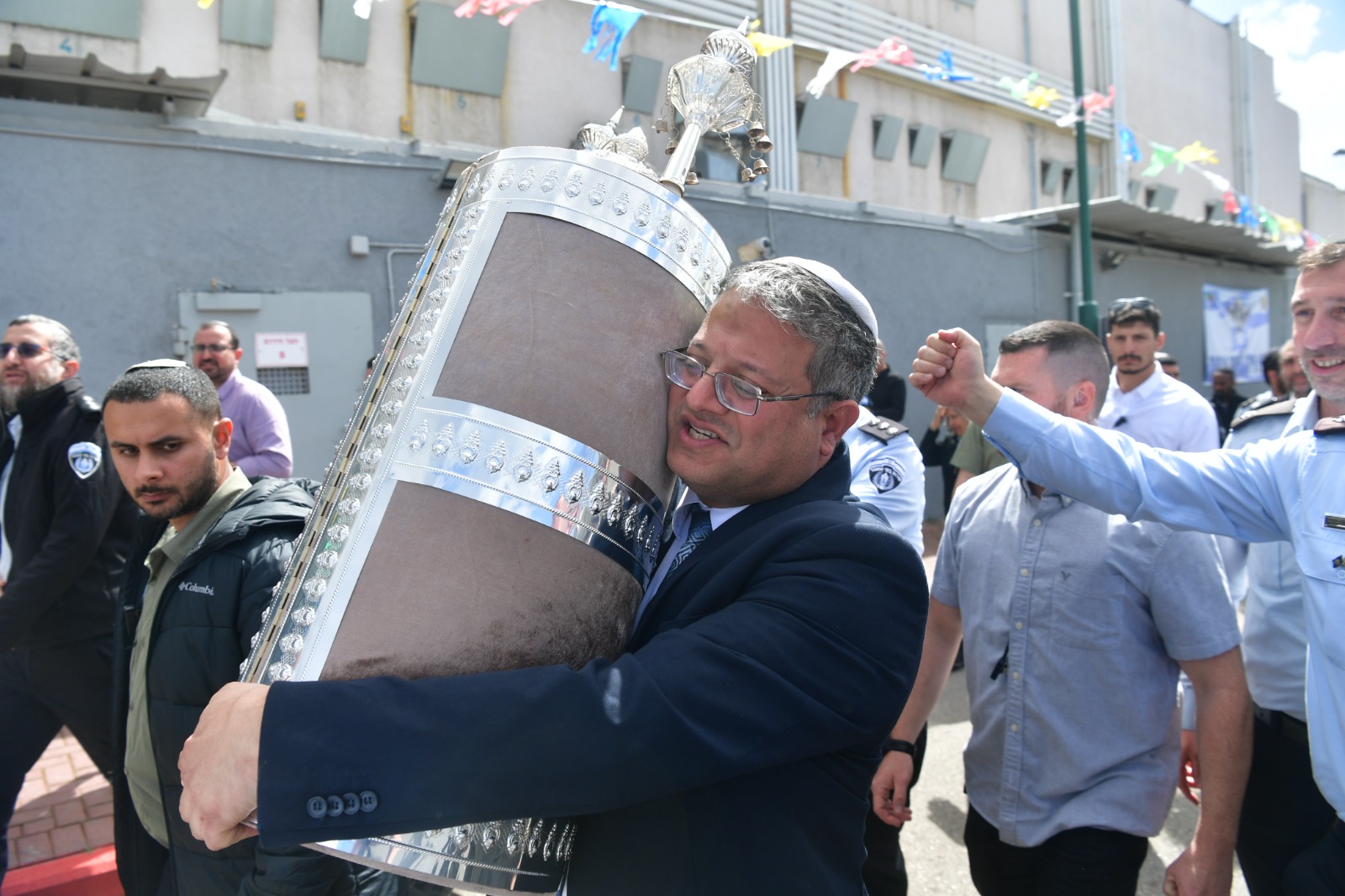 תיעוד: באגף התורני בבית סוהר 'איילון' הכניסו היום ספר תורה 