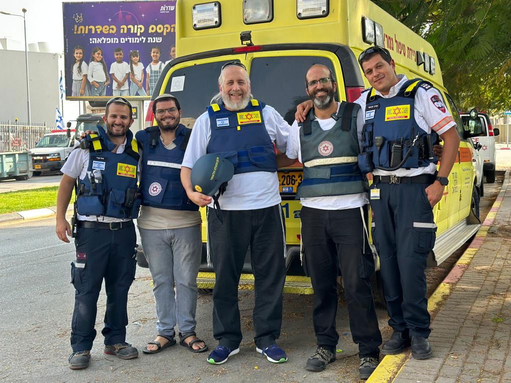 יו"ר קרן עם ישראל חי שמואל סקט בשדרות, כשהעמותה רכשה אמבולנס ממוגן ירי שישרת את תושבי העיר