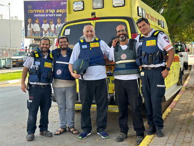 יו"ר קרן עם ישראל חי שמואל סקט בשדרות, כשהעמותה רכשה אמבולנס ממוגן ירי שישרת את תושבי העיר