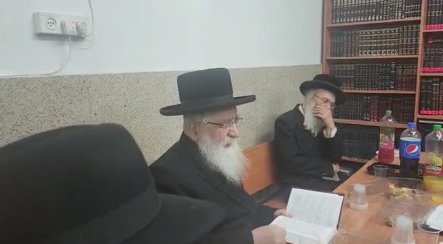 הרב יואל טוביאס מתכונן ל'יוצרות' של שבת שקלים
