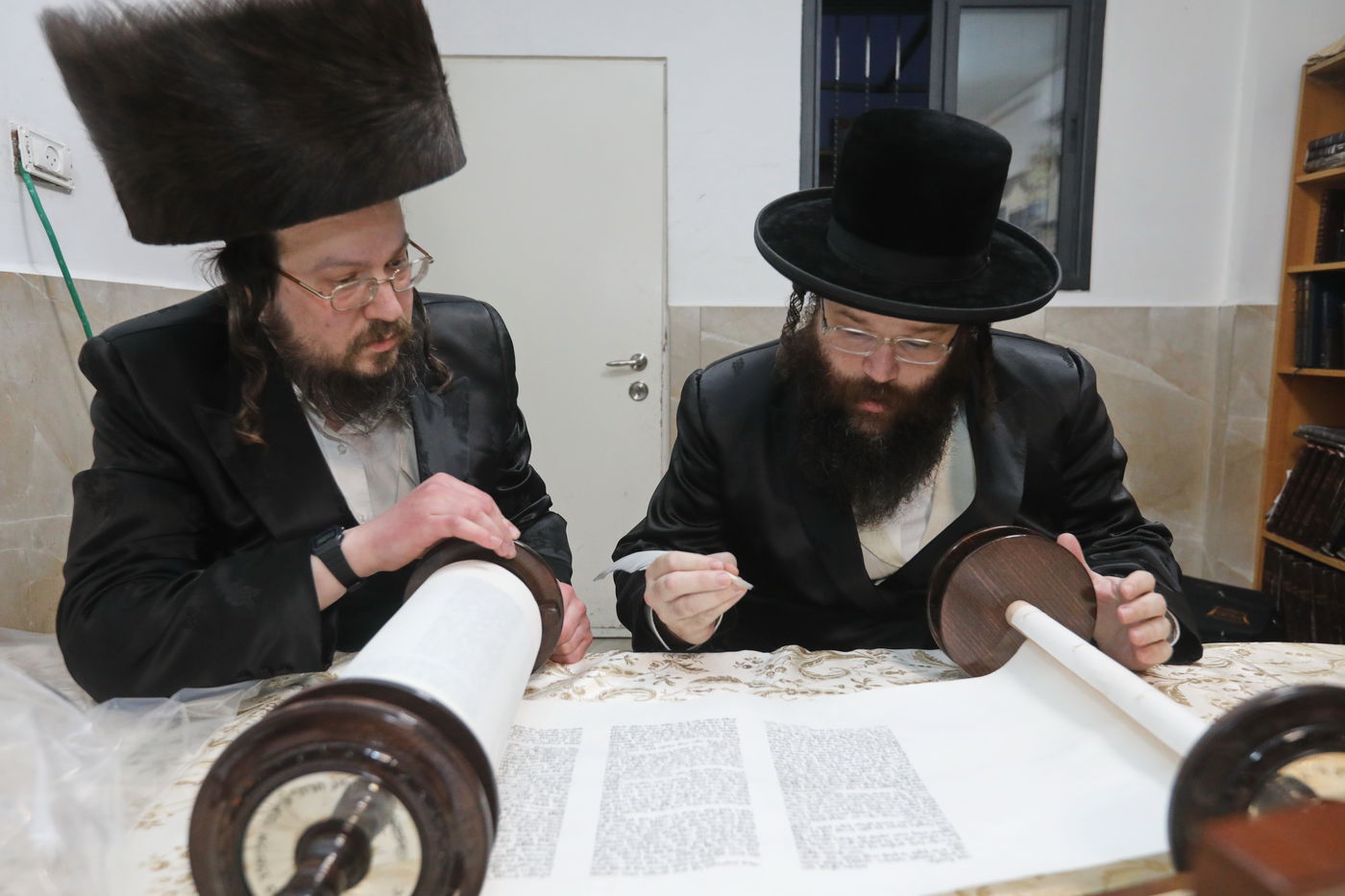 האדמו"ר פיזז ברחובה של עיר עם אחיו בהכנסת ס"ת לע"נ הוריו ז"ל | תיעוד