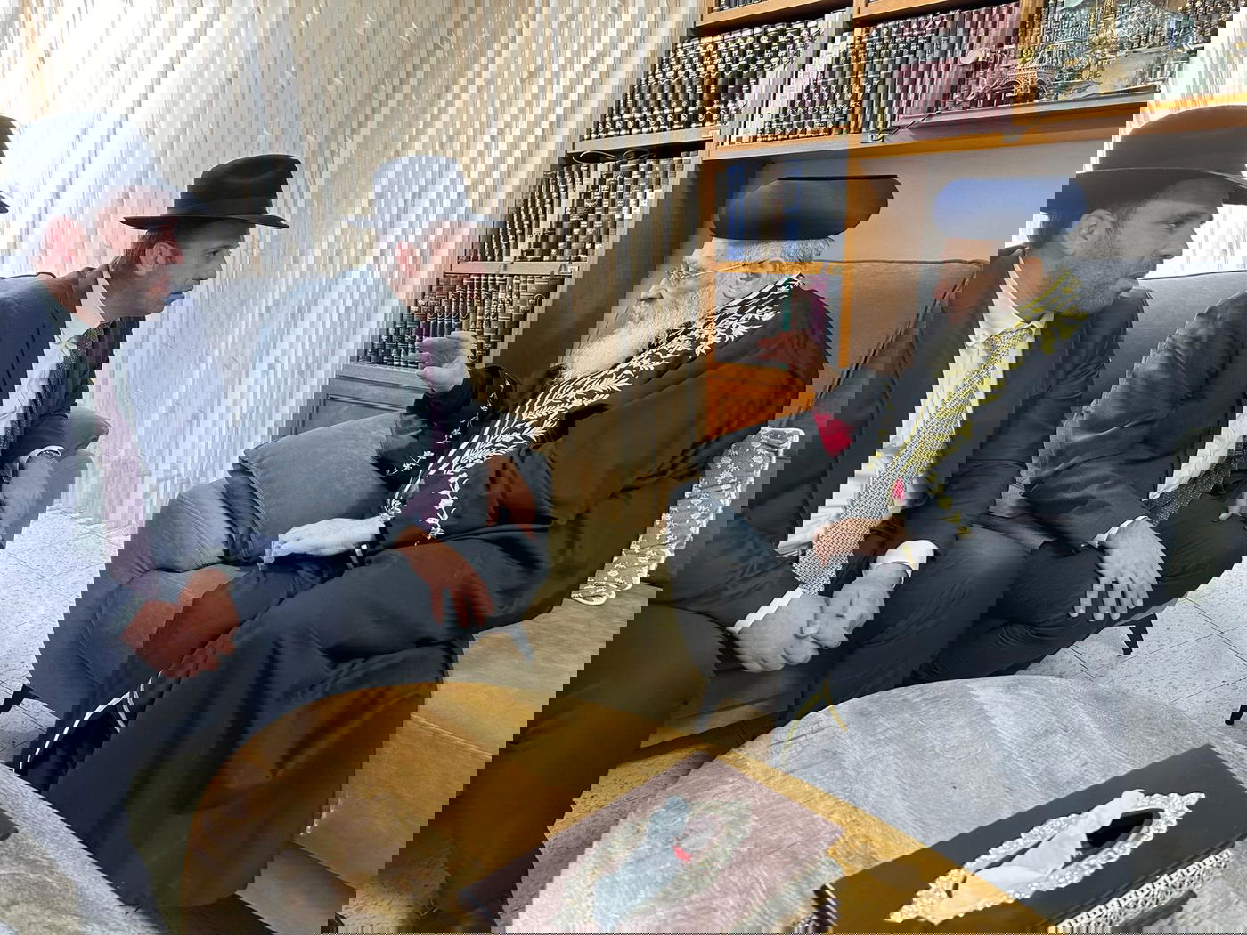 רגע לפני הבחירות: מועמד 'דגל' קיבל את ברכת הראשון לציון