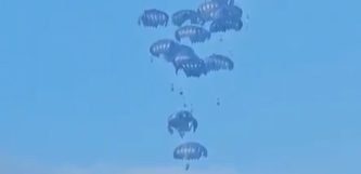 הסיוע שהוצנח מהאוויר גרם למותם של 5 עזתיים | צפו בתיעוד ההצנחה