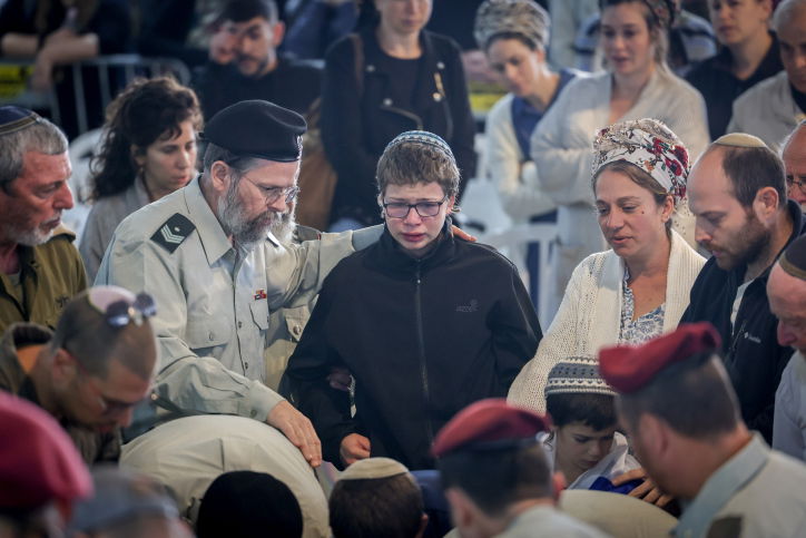 המונים בהלוויית הלוחם עמישר בן דוד הי"ד; חברו לצוות ספד בכאב