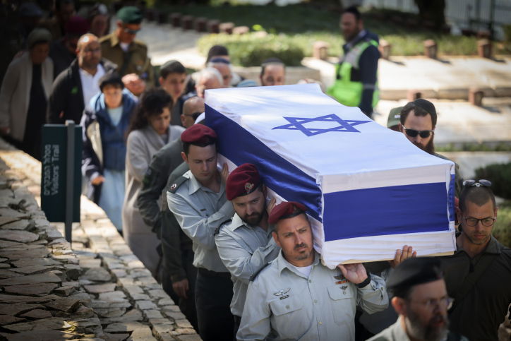 המונים בהלוויית הלוחם עמישר בן דוד הי"ד; חברו לצוות ספד בכאב