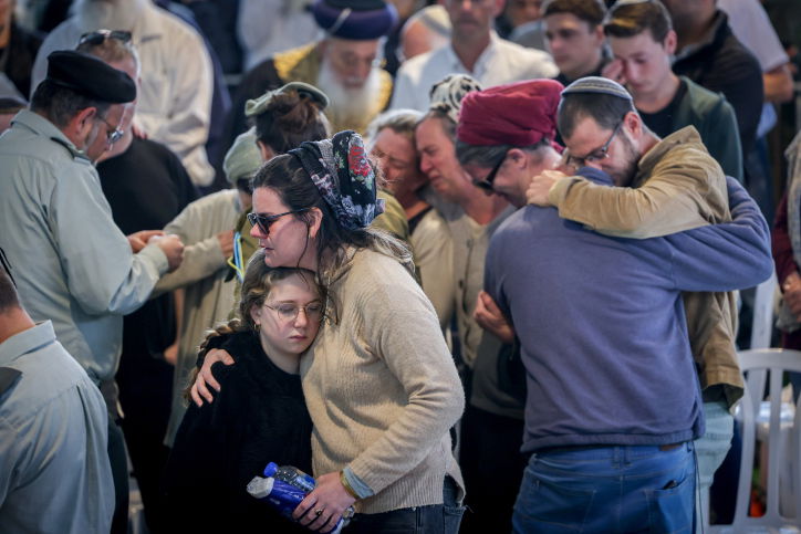 המונים בהלוויית הלוחם עמישר בן דוד הי"ד; חברו לצוות ספד בכאב