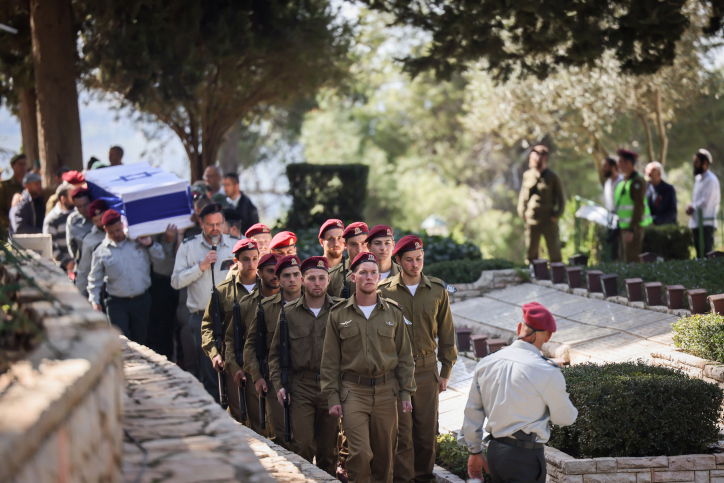 המונים בהלוויית הלוחם עמישר בן דוד הי"ד; חברו לצוות ספד בכאב