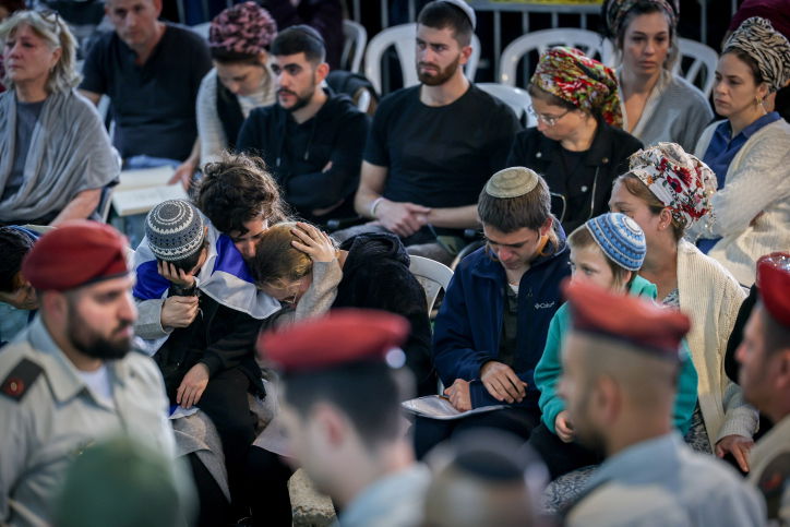 המונים בהלוויית הלוחם עמישר בן דוד הי"ד; חברו לצוות ספד בכאב