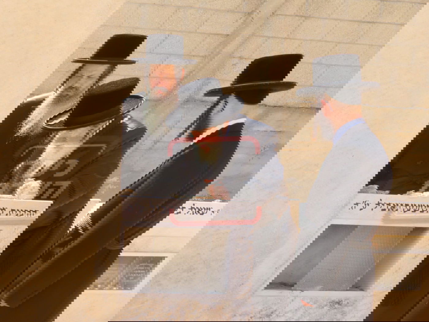 מה חיפש האדמו"ר בבית החיים בגפו יחידי בערב שבת?