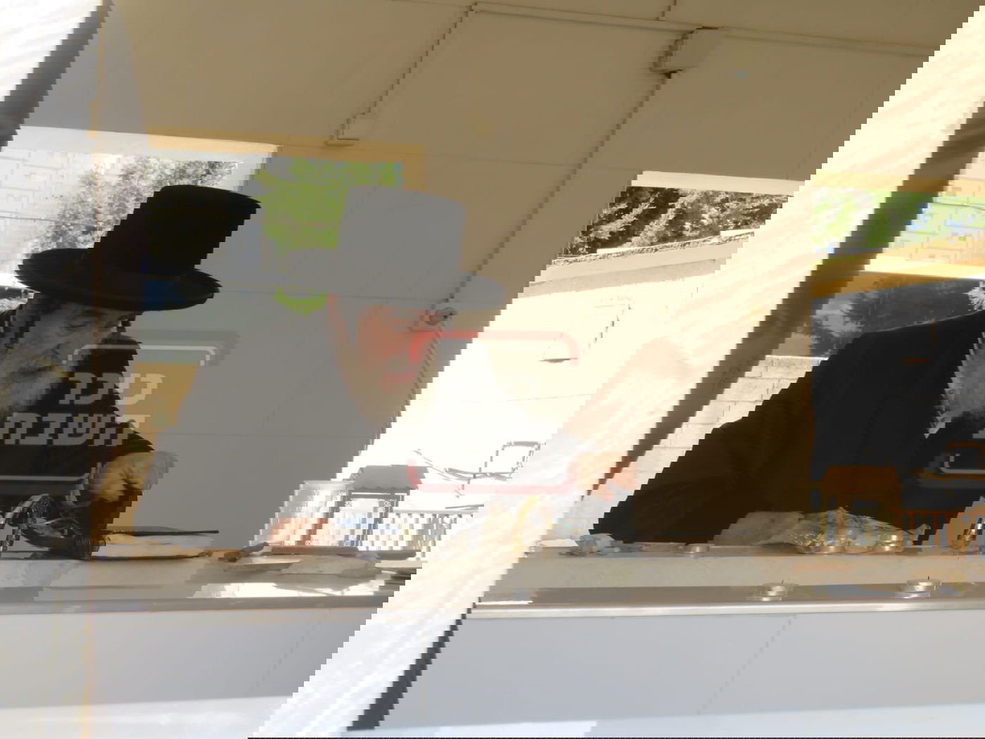 מה חיפש האדמו"ר בבית החיים בגפו יחידי בערב שבת?