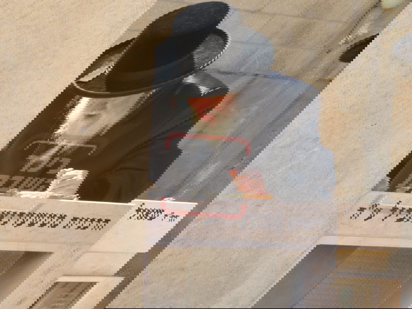 מה חיפש האדמו"ר בבית החיים בגפו יחידי בערב שבת?