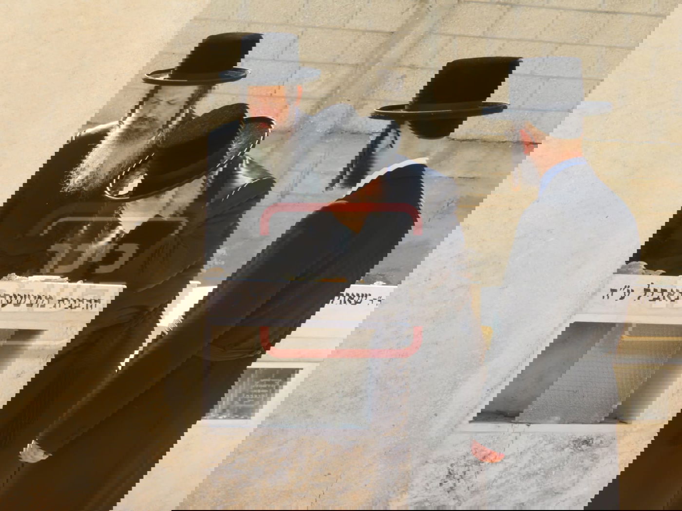 מה חיפש האדמו"ר בבית החיים בגפו יחידי בערב שבת?