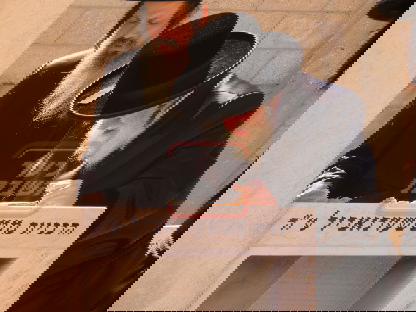 מה חיפש האדמו"ר בבית החיים בגפו יחידי בערב שבת?