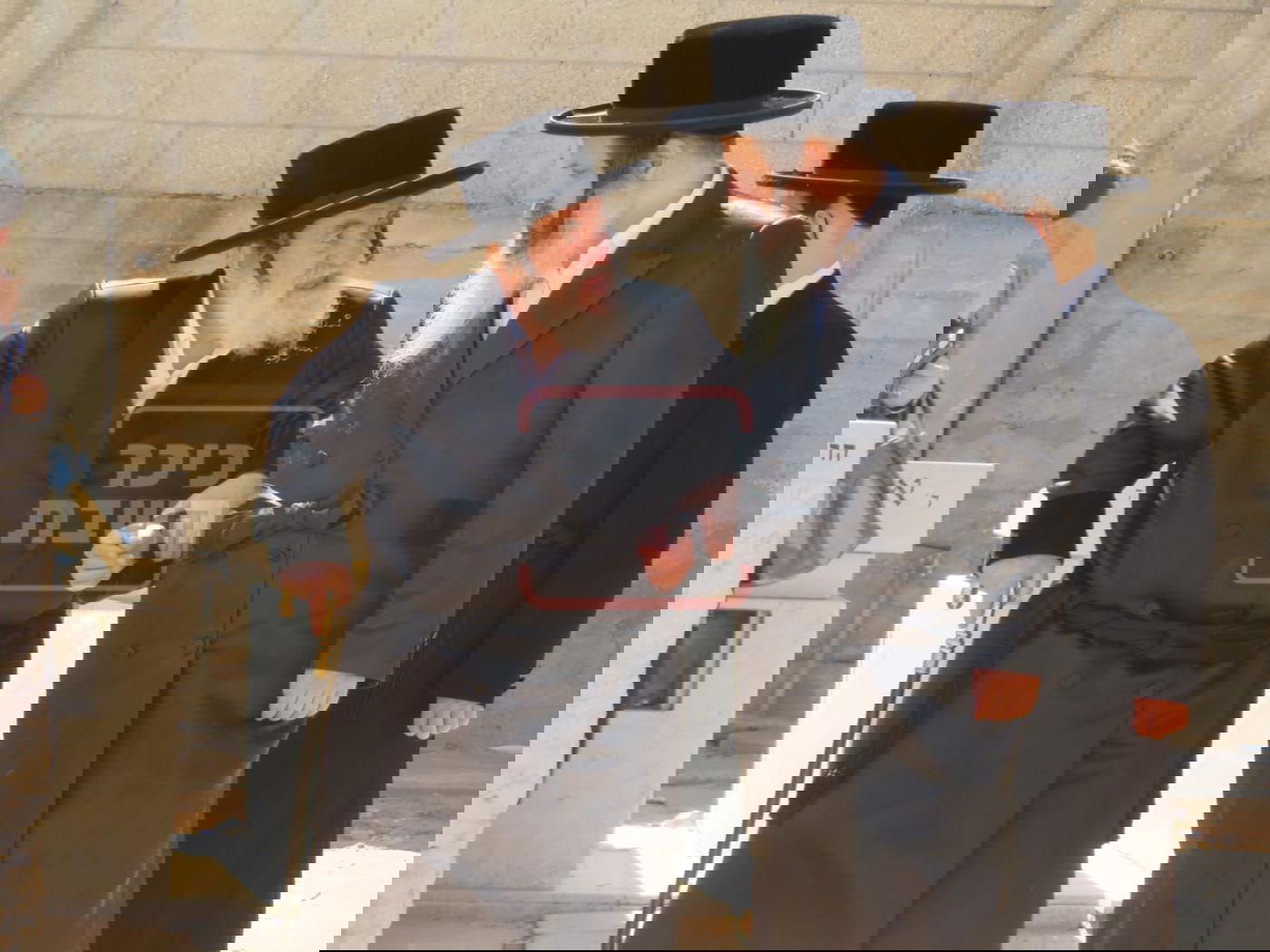 מה חיפש האדמו"ר בבית החיים בגפו יחידי בערב שבת?