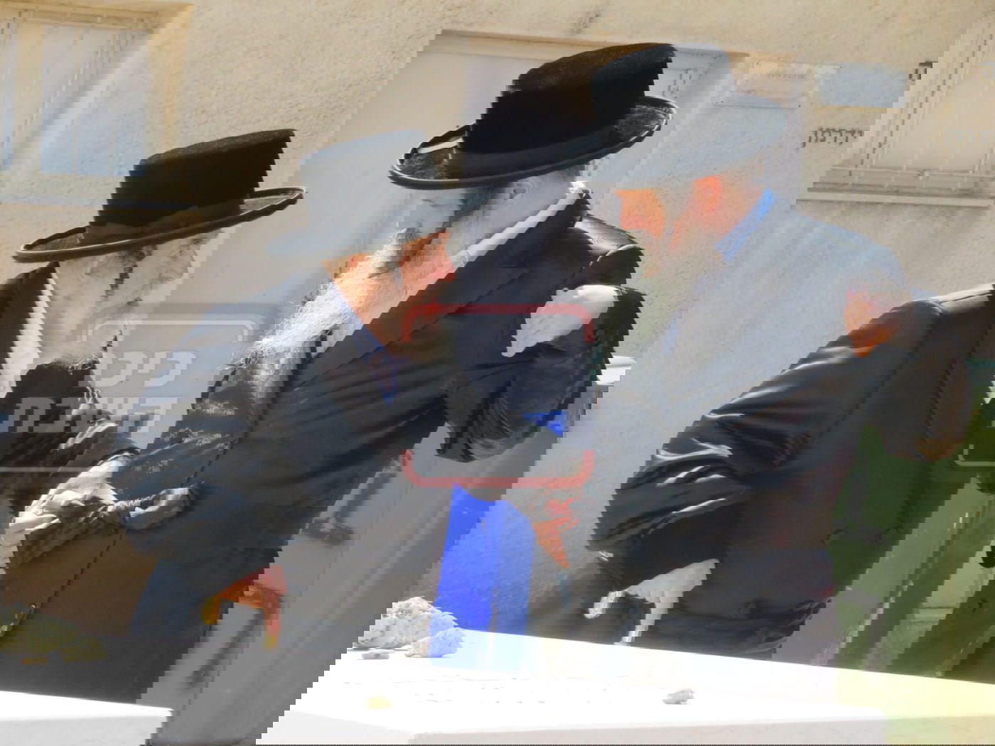 מה חיפש האדמו"ר בבית החיים בגפו יחידי בערב שבת?