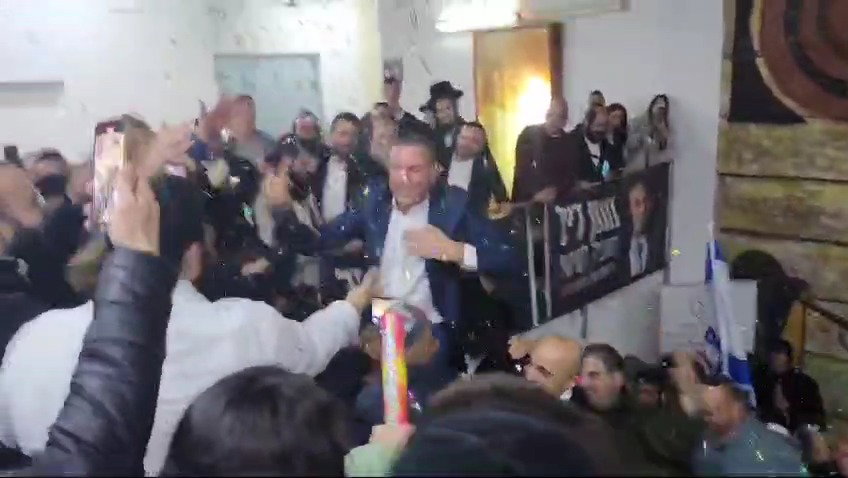 חגיגות מתן דיל שניצח ברחובות