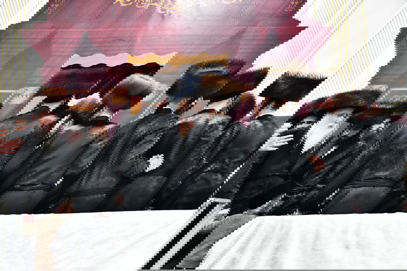 הגבאי הוותיק תופף עם תוף - החסידים צהלו בשמחת רבם