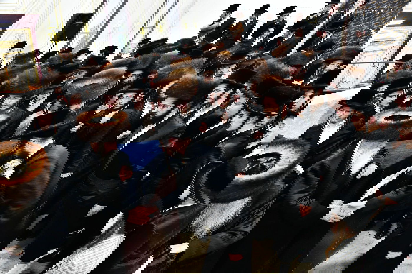 הגבאי הוותיק תופף עם תוף - החסידים צהלו בשמחת רבם