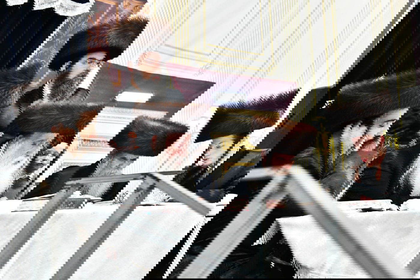 הגבאי הוותיק תופף עם תוף - החסידים צהלו בשמחת רבם