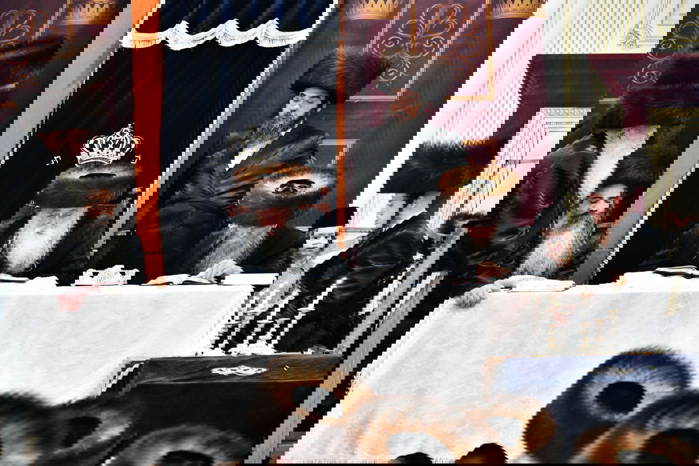 הגבאי הוותיק תופף עם תוף - החסידים צהלו בשמחת רבם