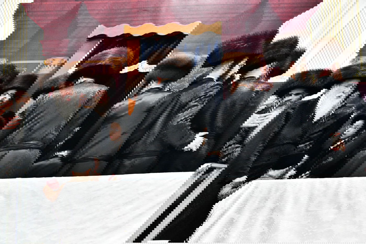 הגבאי הוותיק תופף עם תוף - החסידים צהלו בשמחת רבם