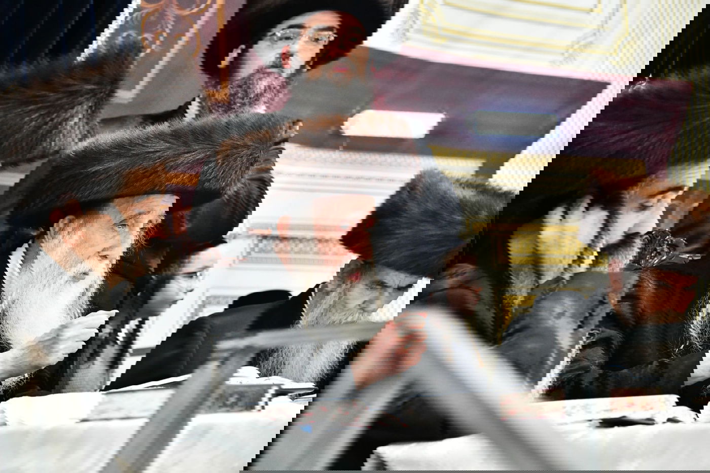 הגבאי הוותיק תופף עם תוף - החסידים צהלו בשמחת רבם