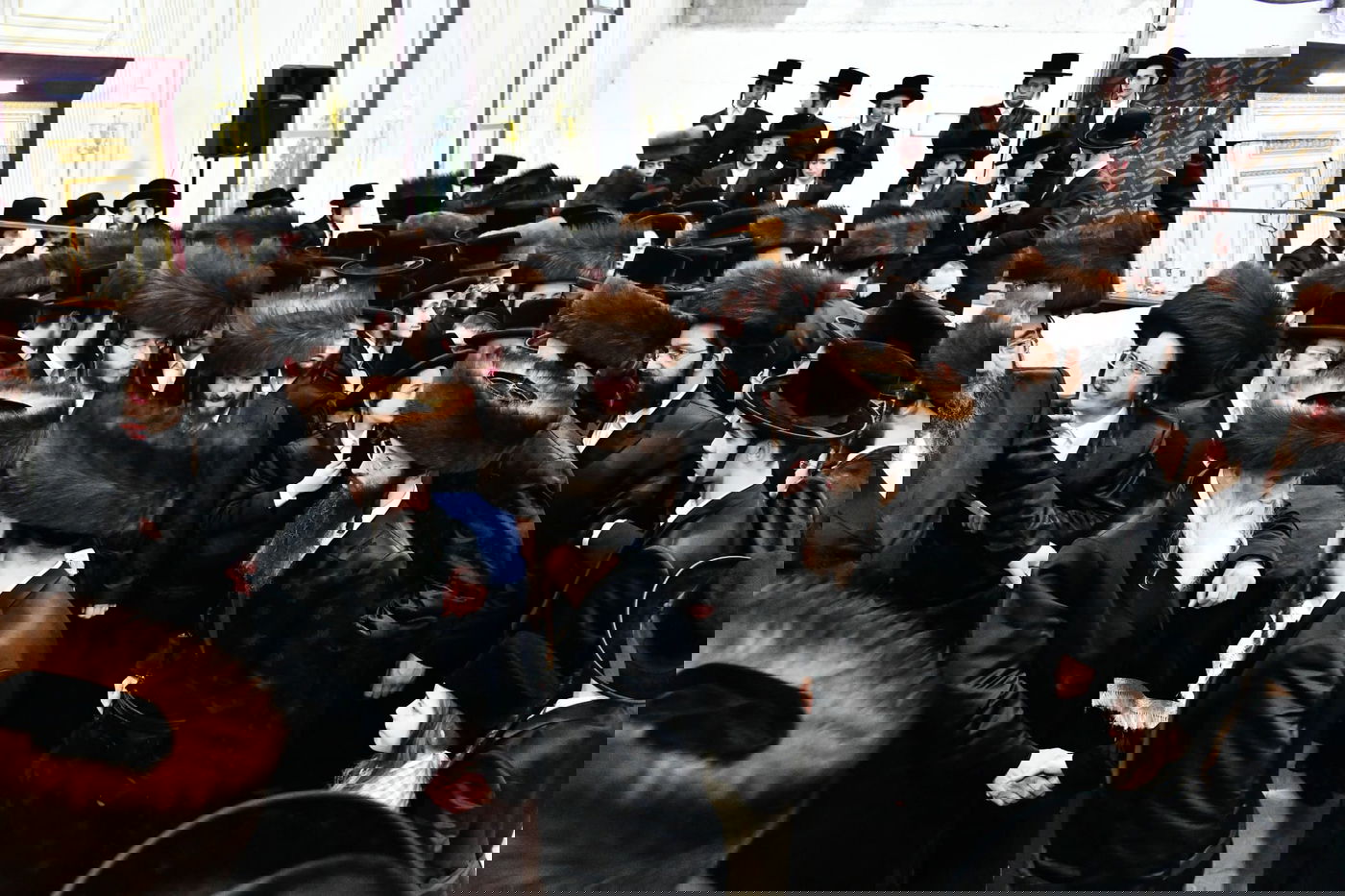 הגבאי הוותיק תופף עם תוף - החסידים צהלו בשמחת רבם