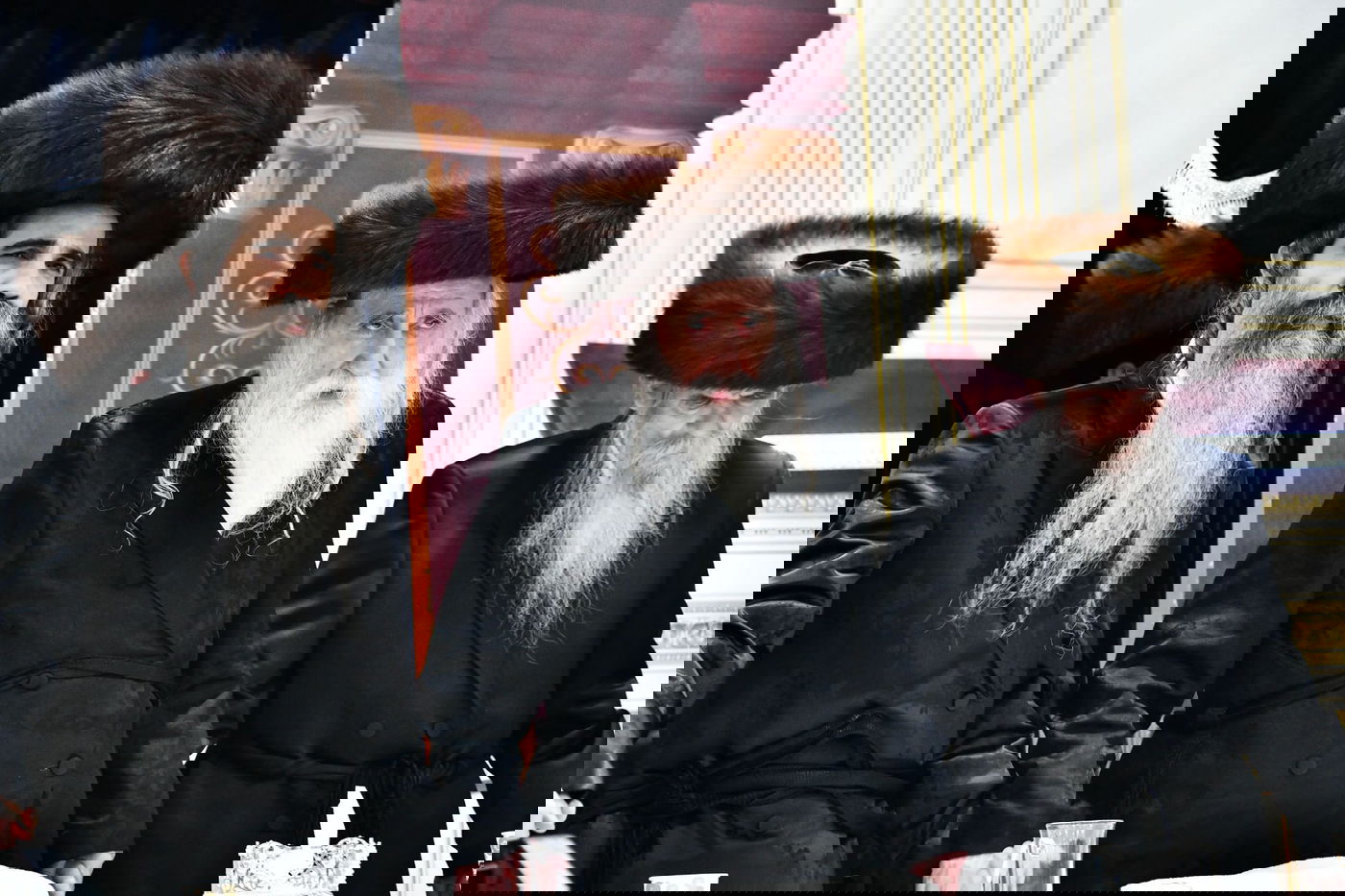 הגבאי הוותיק תופף עם תוף - החסידים צהלו בשמחת רבם