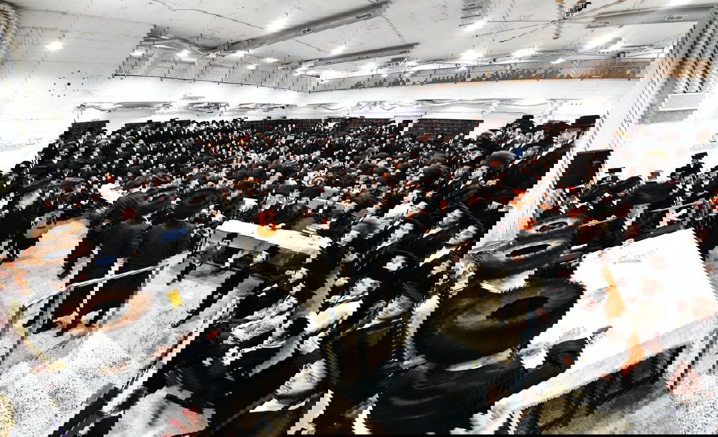 הגבאי הוותיק תופף עם תוף - החסידים צהלו בשמחת רבם