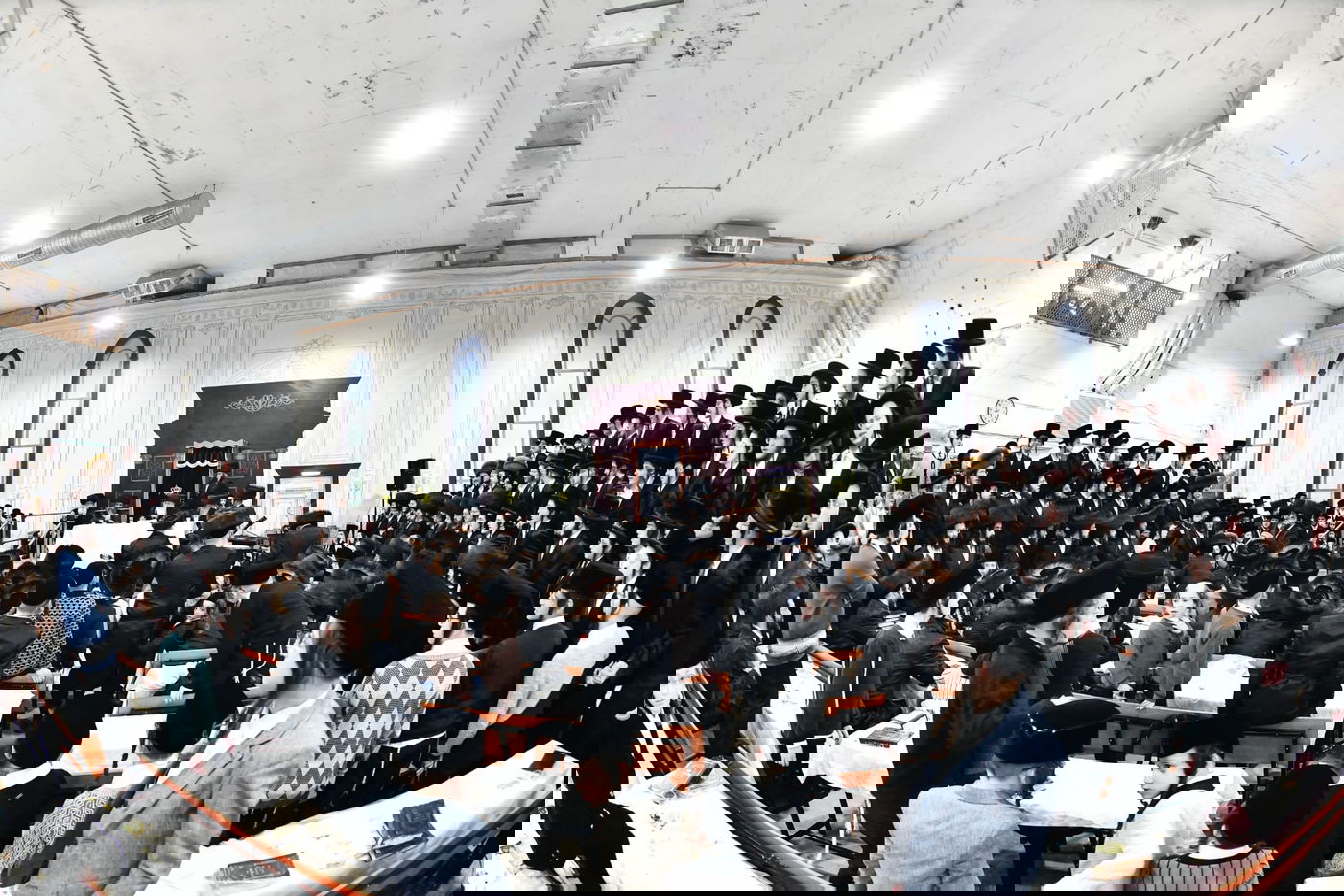 הגבאי הוותיק תופף עם תוף - החסידים צהלו בשמחת רבם