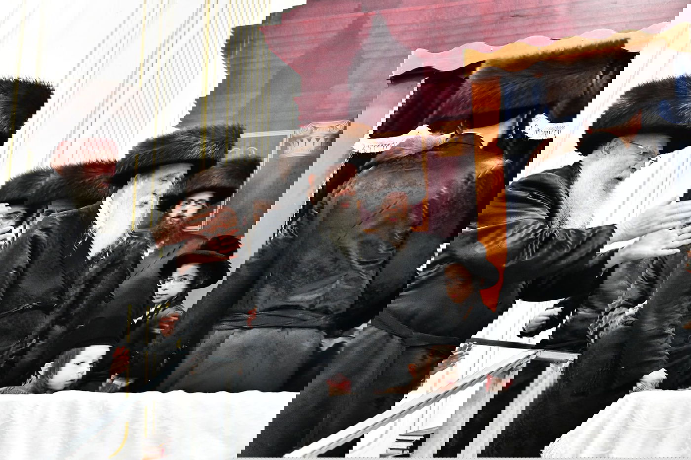 הגבאי הוותיק תופף עם תוף - החסידים צהלו בשמחת רבם