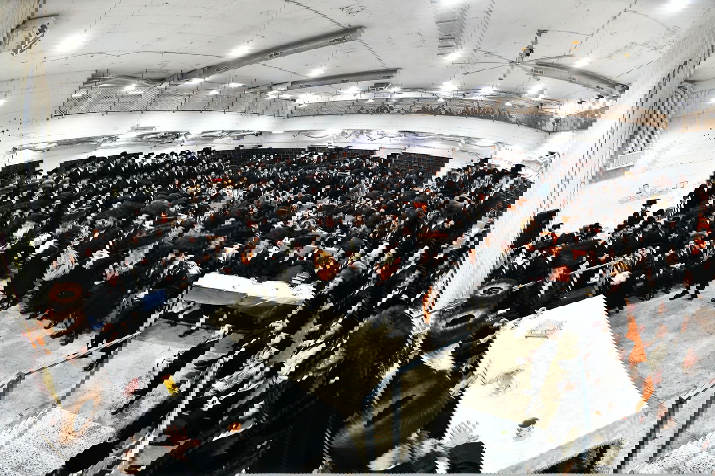 הגבאי הוותיק תופף עם תוף - החסידים צהלו בשמחת רבם