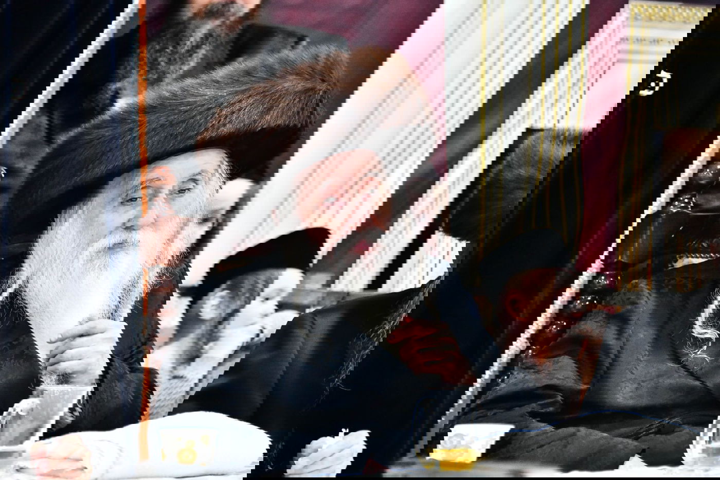 הגבאי הוותיק תופף עם תוף - החסידים צהלו בשמחת רבם