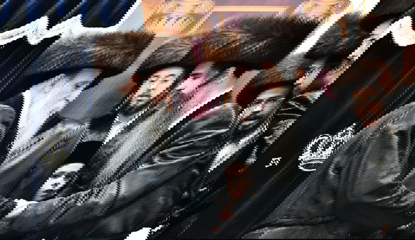 הגבאי הוותיק תופף עם תוף - החסידים צהלו בשמחת רבם