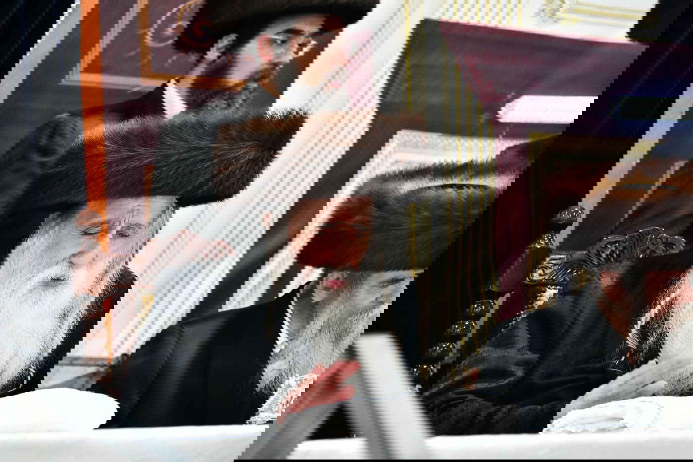 הגבאי הוותיק תופף עם תוף - החסידים צהלו בשמחת רבם